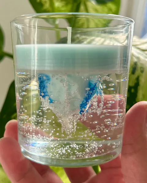 Vela de gel transparente con detalles azules