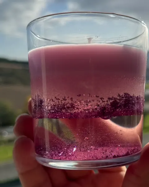 Vela en vaso con capas rosadas y glitter